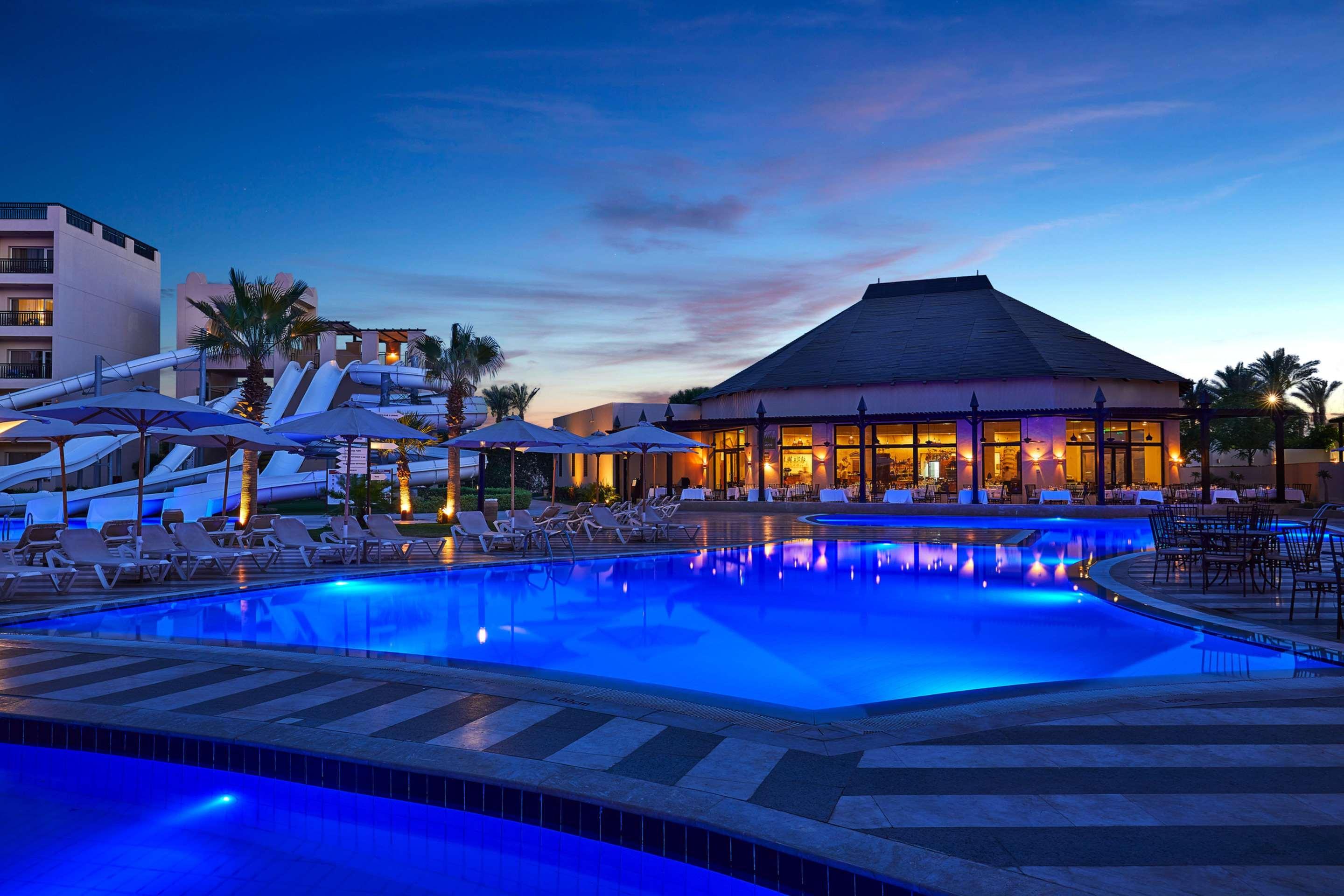 Steigenberger Aqua Magic, All Inclusive Hurgada Dış mekan fotoğraf The resort's main pool at night