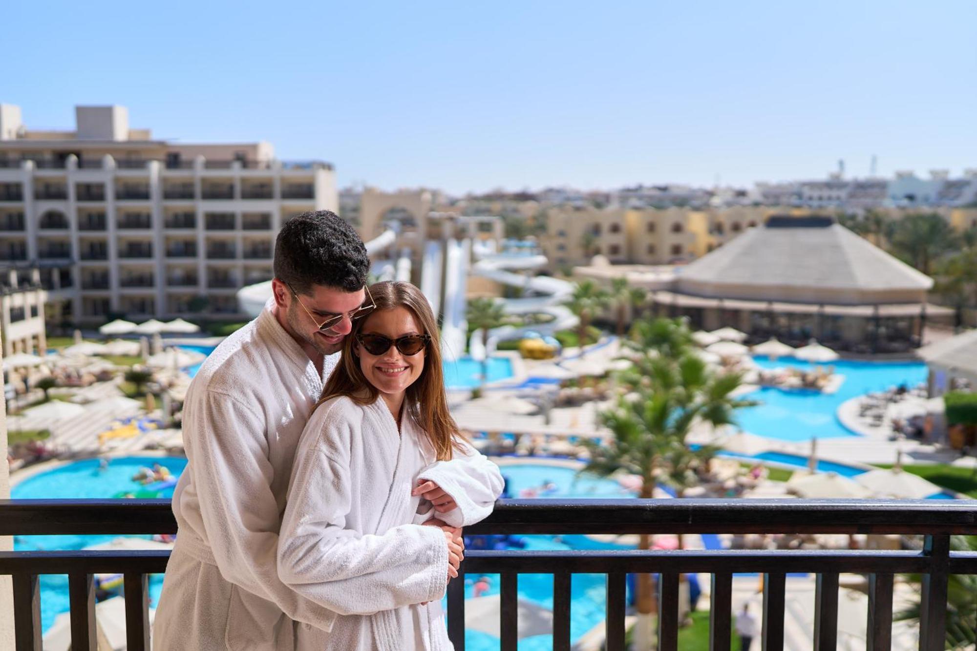 Steigenberger Aqua Magic, All Inclusive Hurgada Dış mekan fotoğraf A couple at a resort
